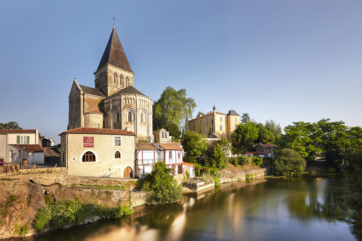 Église et château de Mareuil-sur-Lay-Dissais