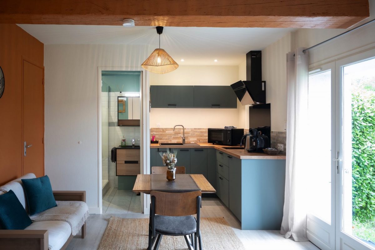 L’ENCLOS BLEU – AVOCETTE VUE CUISINE