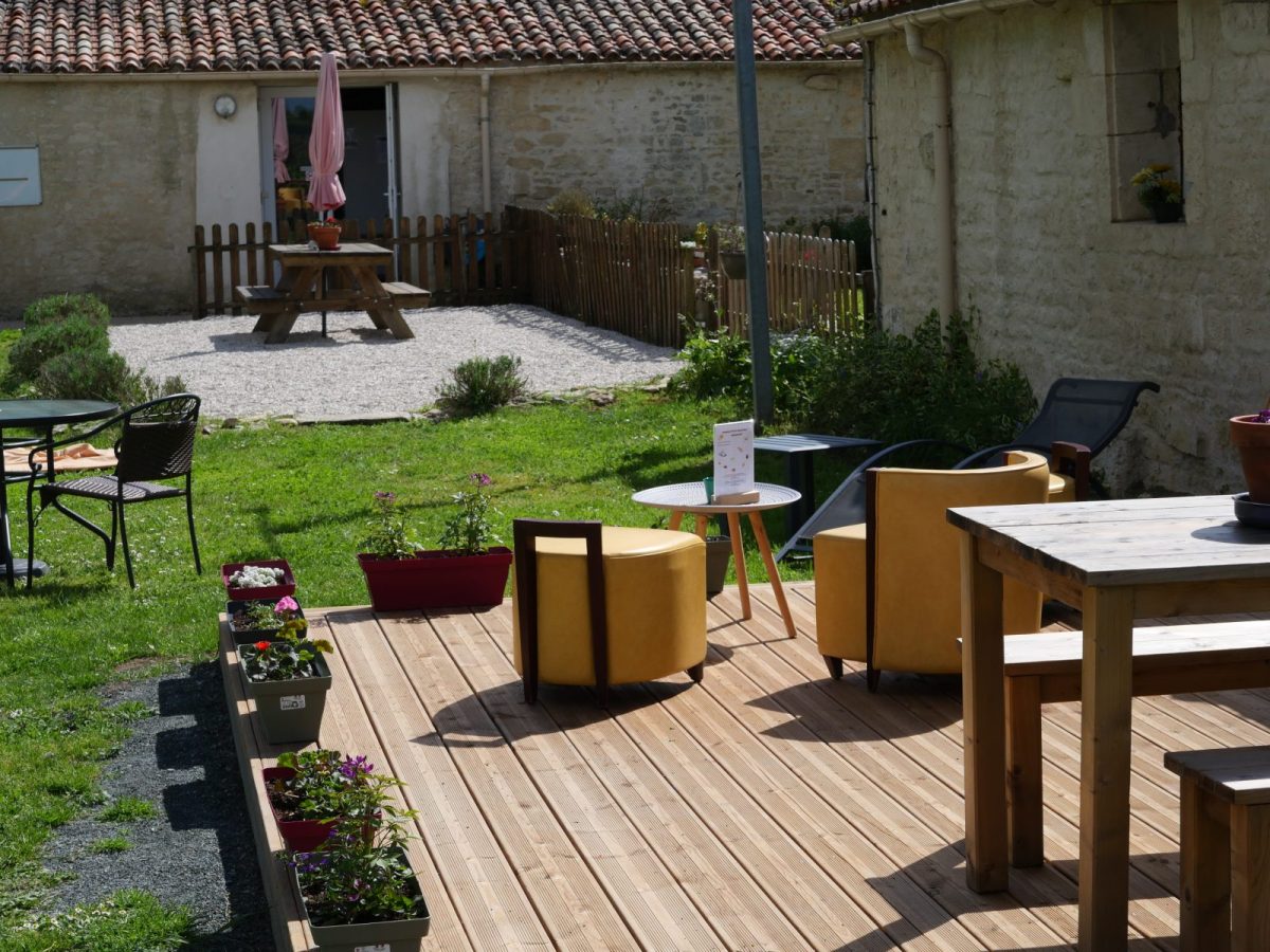 terrasse bois et salon jaune